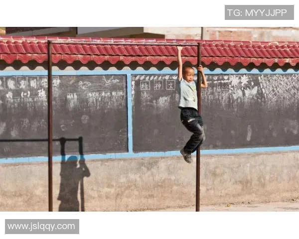 踢猪尿泡的足球明星背后的故事与成就揭秘