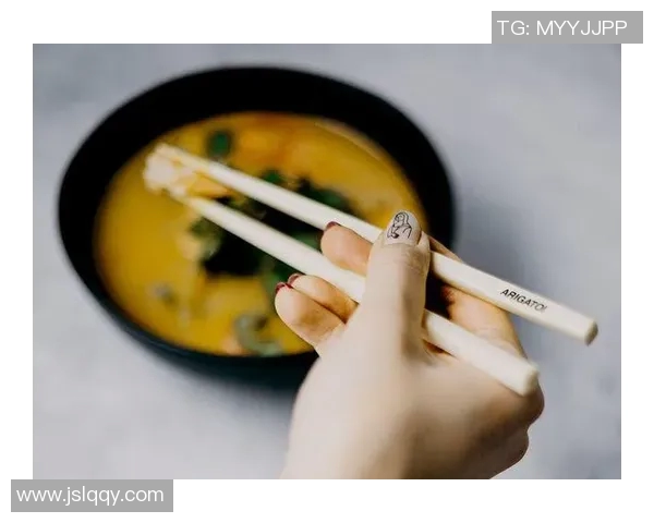 外国足球明星挑战用筷子吃饭的趣味瞬间与文化交流的精彩故事