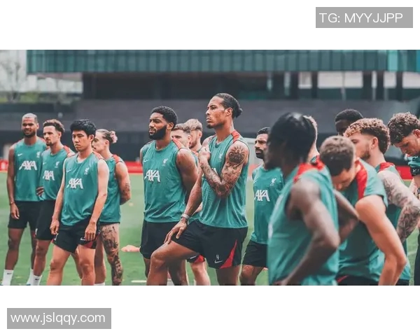 足球明星男生展现完美腹肌的魅力与训练秘诀分享