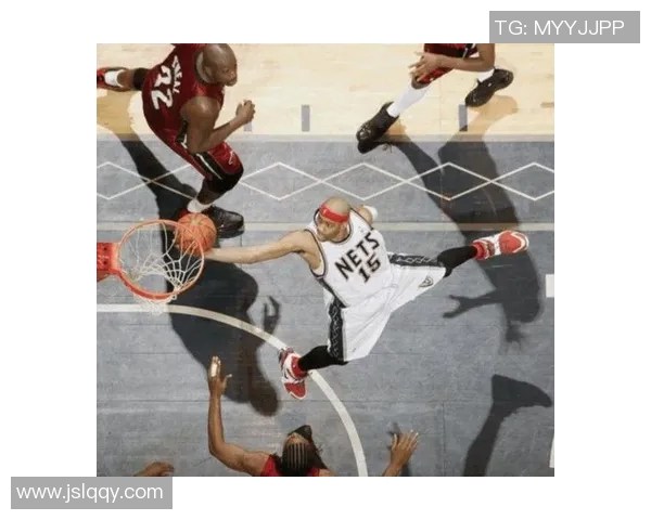 足球明星身着铠甲展现英勇气概的震撼瞬间