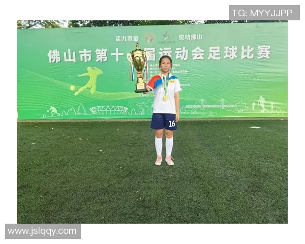 足球明星之子在绿茵场上的成长与追梦历程 足球明星之子在绿茵场上的成长与追梦历程